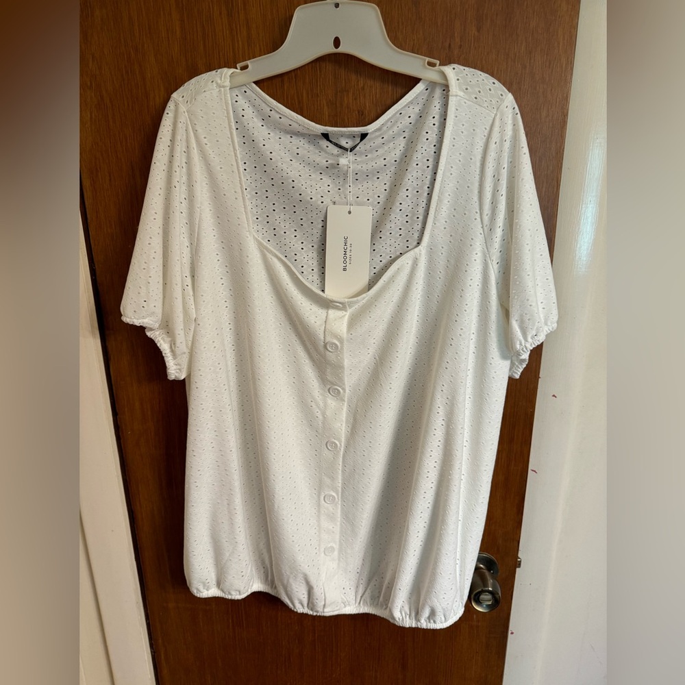 NWT BloomChic size 14/16 ladies white lace top with button detail